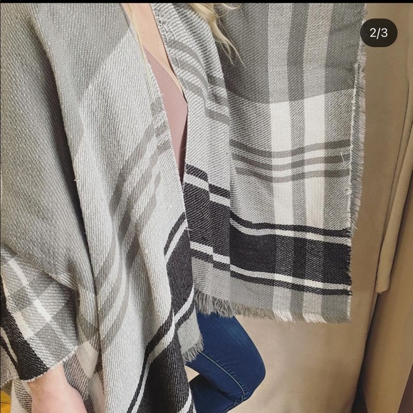 Scarves and Wraps Adrene - Picture 2 of 3